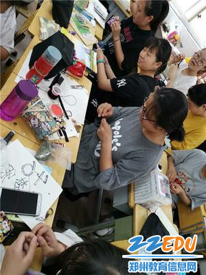 学生动手缝香包 学生动手缝香包