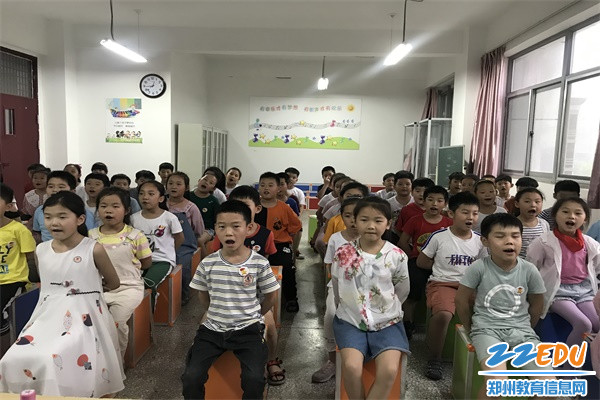 2洋溢着自信的笑脸 2洋溢着自信的笑脸