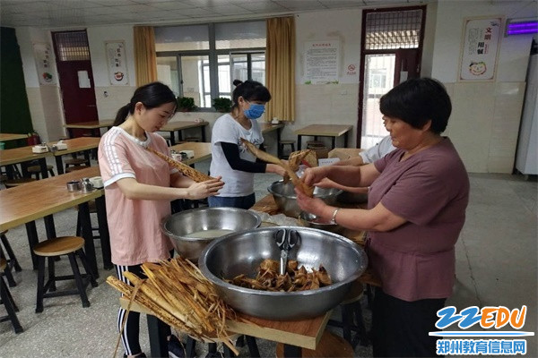 6岳亚红老师学包粽子 6岳亚红老师学包粽子