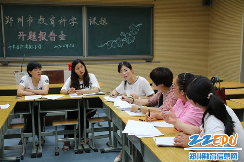 课题组成员进行探讨交流 课题组成员进行探讨交流