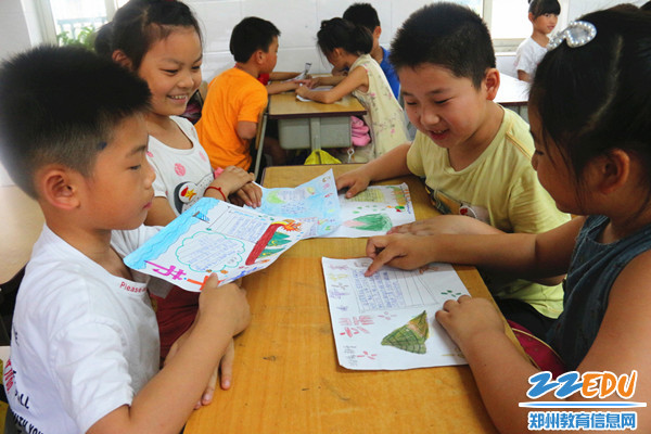 队员们在小组内展示交流 队员们在小组内展示交流