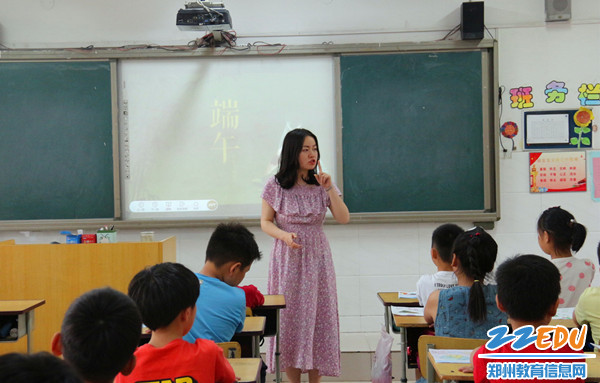 齐萌老师在给队员们讲述端午习俗 齐萌老师在给队员们讲述端午习俗