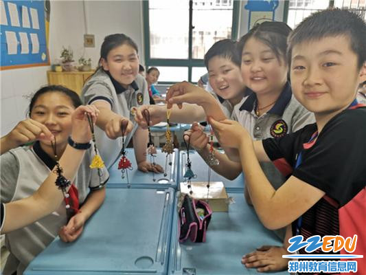 2学生课堂上穿粽子