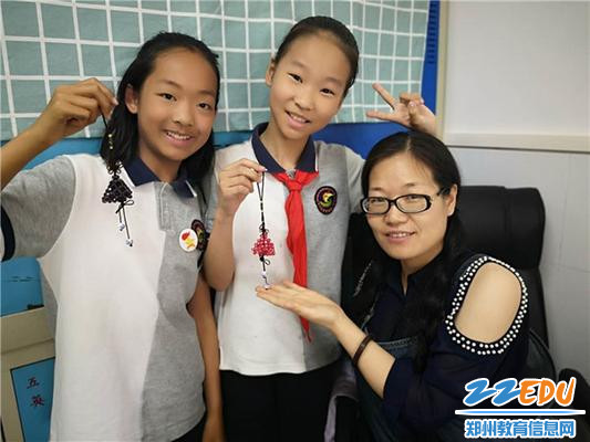 4向亲爱的班主任老师展示手工粽子