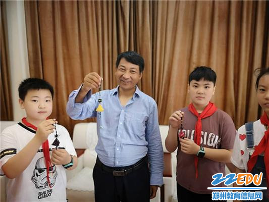 5与校长一同分享手工制作的快乐