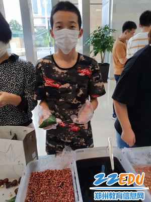 跟父母走进社区 与邻里们一起包粽子 跟父母走进社区 与邻里们一起包粽子