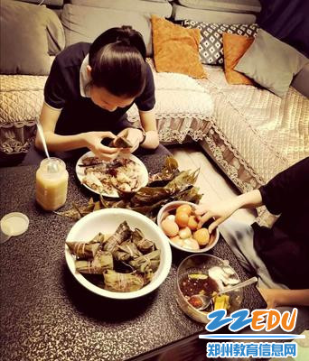包粽子 吃鸭蛋 包粽子 吃鸭蛋