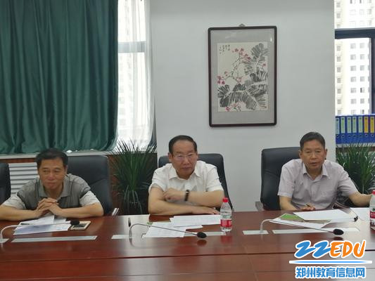 郑州市教育局副局长张大龙和学校领导座谈