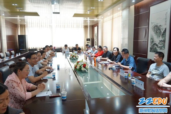 座谈会上,家长们畅所欲言 座谈会上,家长们畅所欲言