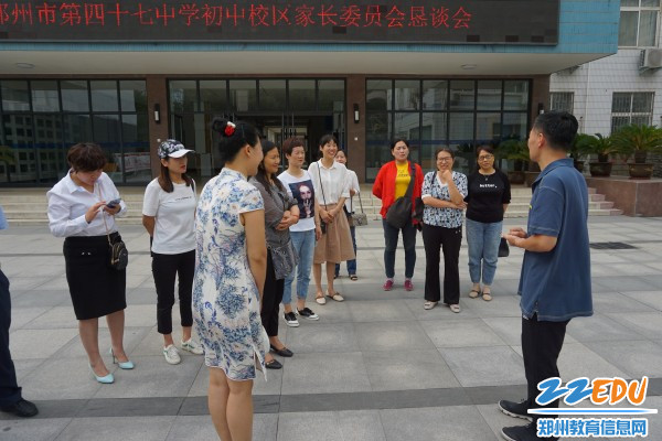 家长们会后就孩子教育问题继续和程校长交流 家长们会后就孩子教育问题继续和程校长交流