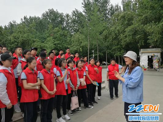 文博广场高级工程师王平格主任为同学们介绍广场基本情况 - 副本