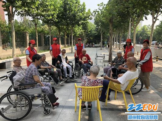 陪老人们放松 陪老人们放松