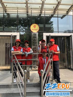 志愿者们合影 志愿者们合影