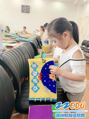 各班幼儿全神贯注地翻阅着绘本 各班幼儿全神贯注地翻阅着绘本