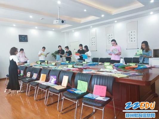 老师们认真评选优秀绘本 老师们认真评选优秀绘本