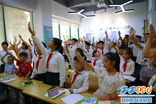 学生们正做演讲手势练习 学生们正做演讲手势练习