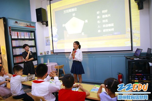 学生正在做自我介绍练习 学生正在做自我介绍练习
