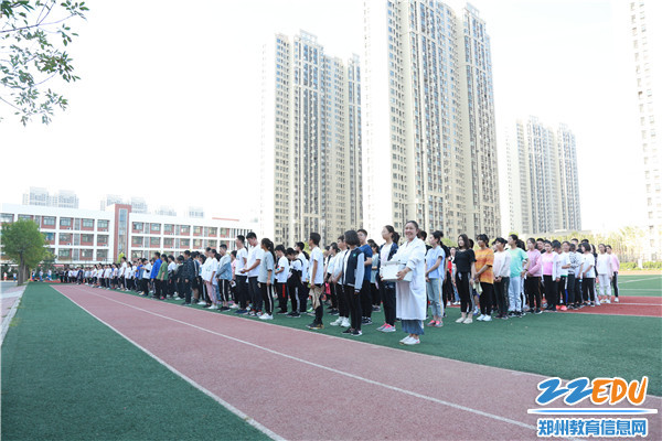 学生安全撤离到操场安全区域 学生安全撤离到操场安全区域