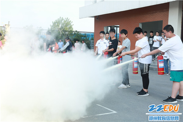 学生尝试使用灭火器 学生尝试使用灭火器
