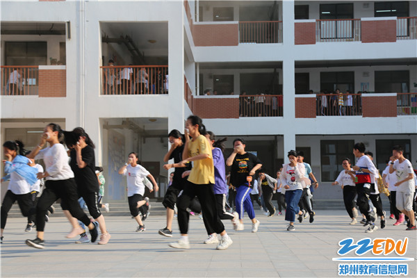学生听到警报从教室撤离 学生听到警报从教室撤离