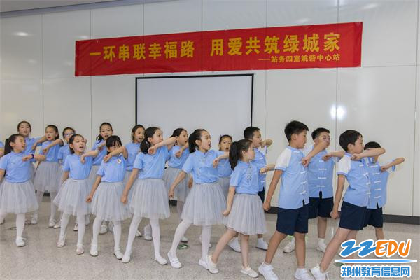 同学们为地铁站人员表演节目 同学们为地铁站人员表演节目