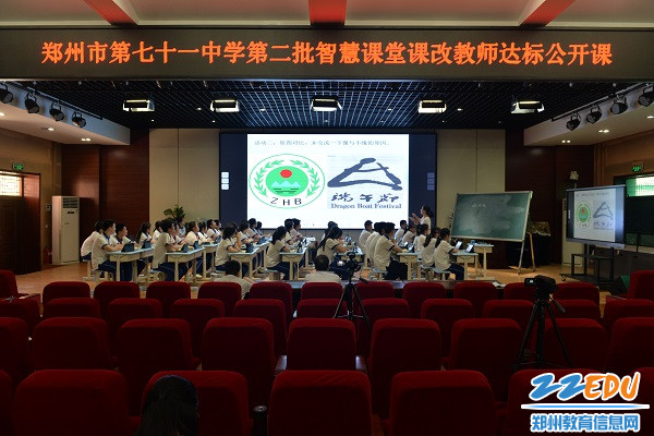 2语文组王冰翎老师与学生一起学习 2语文组王冰翎老师与学生一起学习