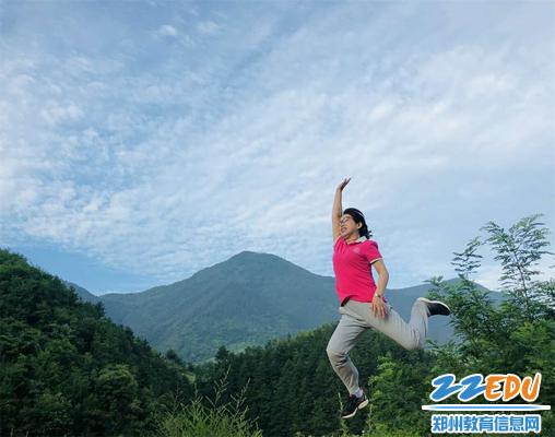 郑州63中教师李淑瑜在支教岗位上，把天命之年活成活力美少女