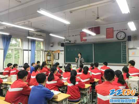 1校长走进课堂为学生讲解中招注意事项 1校长走进课堂为学生讲解中招注意事项