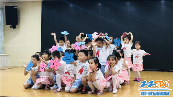 孩子们表演精彩的集体舞