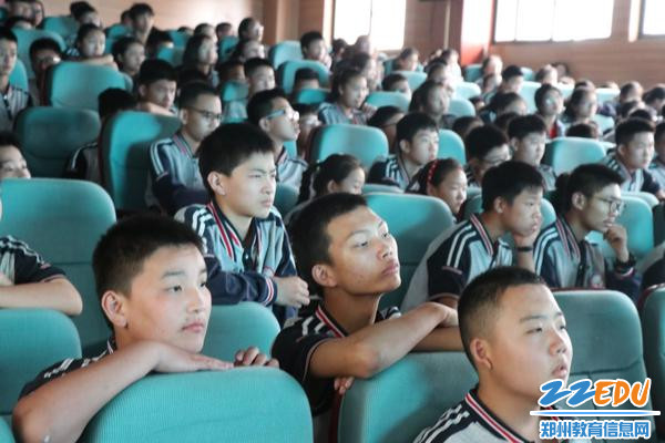 学生们认真观看《流浪地球》 学生们认真观看《流浪地球》