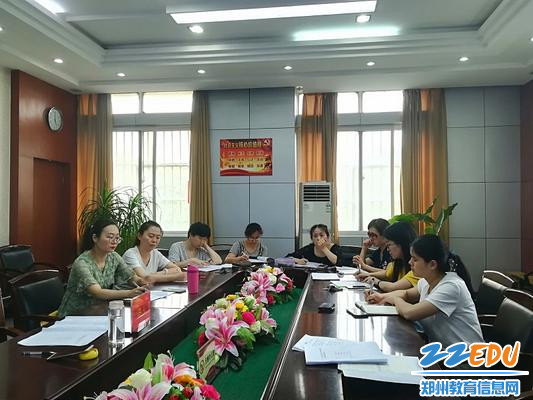 课题组成员认真聆听专家指导 课题组成员认真聆听专家指导