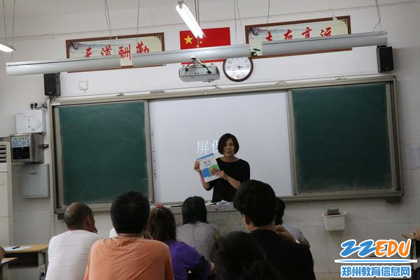 任课老师在和家长进行交流 任课老师在和家长进行交流