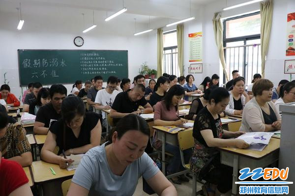 家长们在认真做记录 家长们在认真做记录