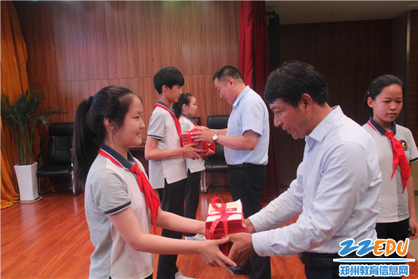 4校长杨关群和书记陈鹏为毕业班学生代表颁发毕业证书 4校长杨关群和书记陈鹏为毕业班学生代表颁发毕业证书