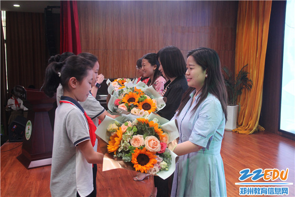 5学生向毕业班班主任献花 5学生向毕业班班主任献花