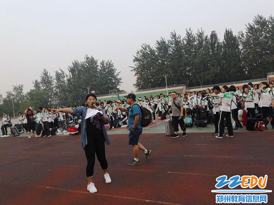 2.李国红主席指导学生有序装车 2.李国红主席指导学生有序装车