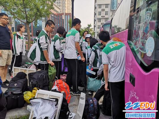 3.学生互相装载行李 3.学生互相装载行李