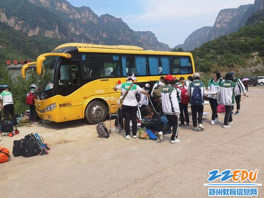 5.各班学生协作卸载行李 5.各班学生协作卸载行李