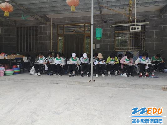 6.学生们认真作画 6.学生们认真作画