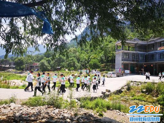 7.学生们有序排队打饭 7.学生们有序排队打饭