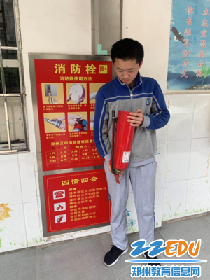 陈文达同学学习使用灭火器 陈文达同学学习使用灭火器