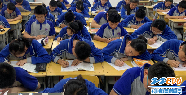 同学们在《暑期消防安全承诺书》上签名 同学们在《暑期消防安全承诺书》上签名