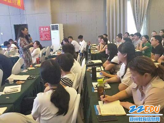 胡慧娟老师走下讲台和学员互动 胡慧娟老师走下讲台和学员互动