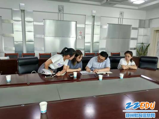 物流组教师和辅导老师进行交流 物流组教师和辅导老师进行交流