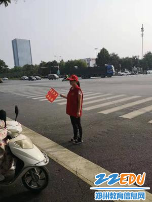 图1引导机动车和非机动车遵守交通法规 图1引导机动车和非机动车遵守交通法规