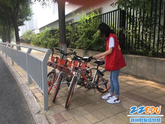 【图2】整理共享单车的停放 【图2】整理共享单车的停放