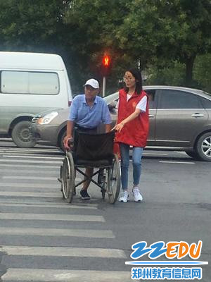 【图3】帮助年迈老人过马路 【图3】帮助年迈老人过马路