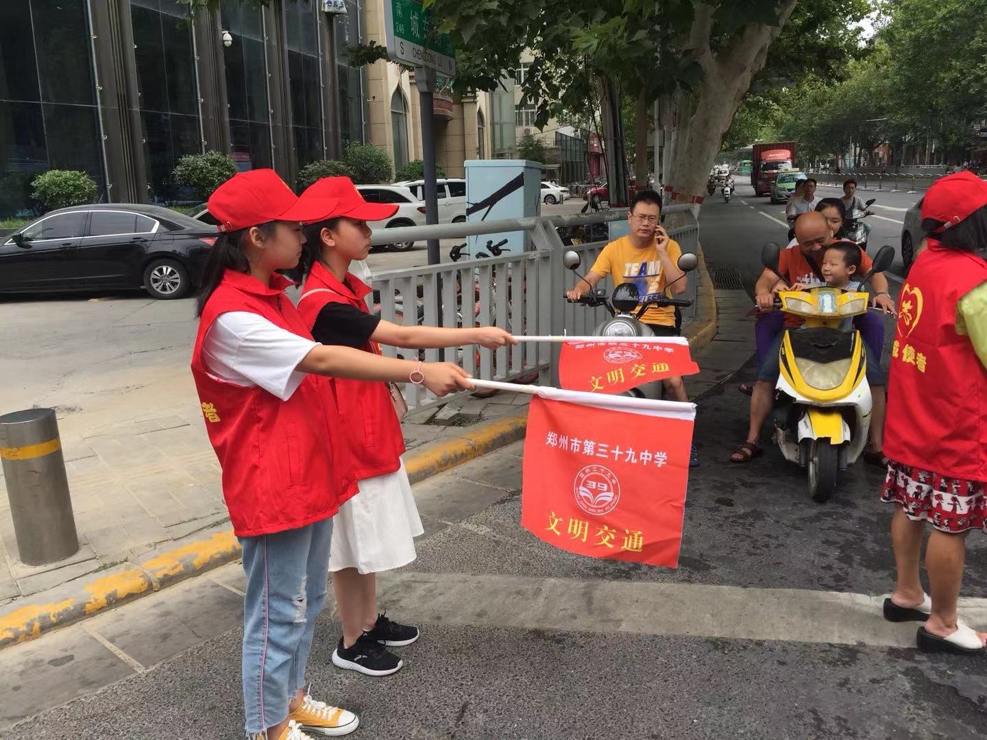 郑州39中学生志愿者在指挥交通