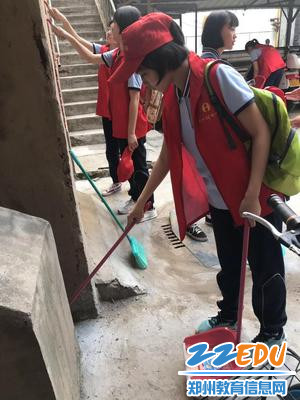 清扫角落里的垃圾 清扫角落里的垃圾