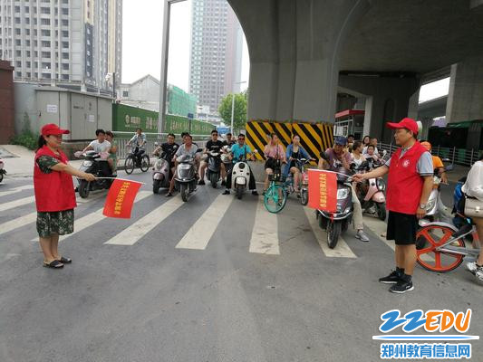 郑州市盲聋哑学校志愿者维持骑车行人秩序1